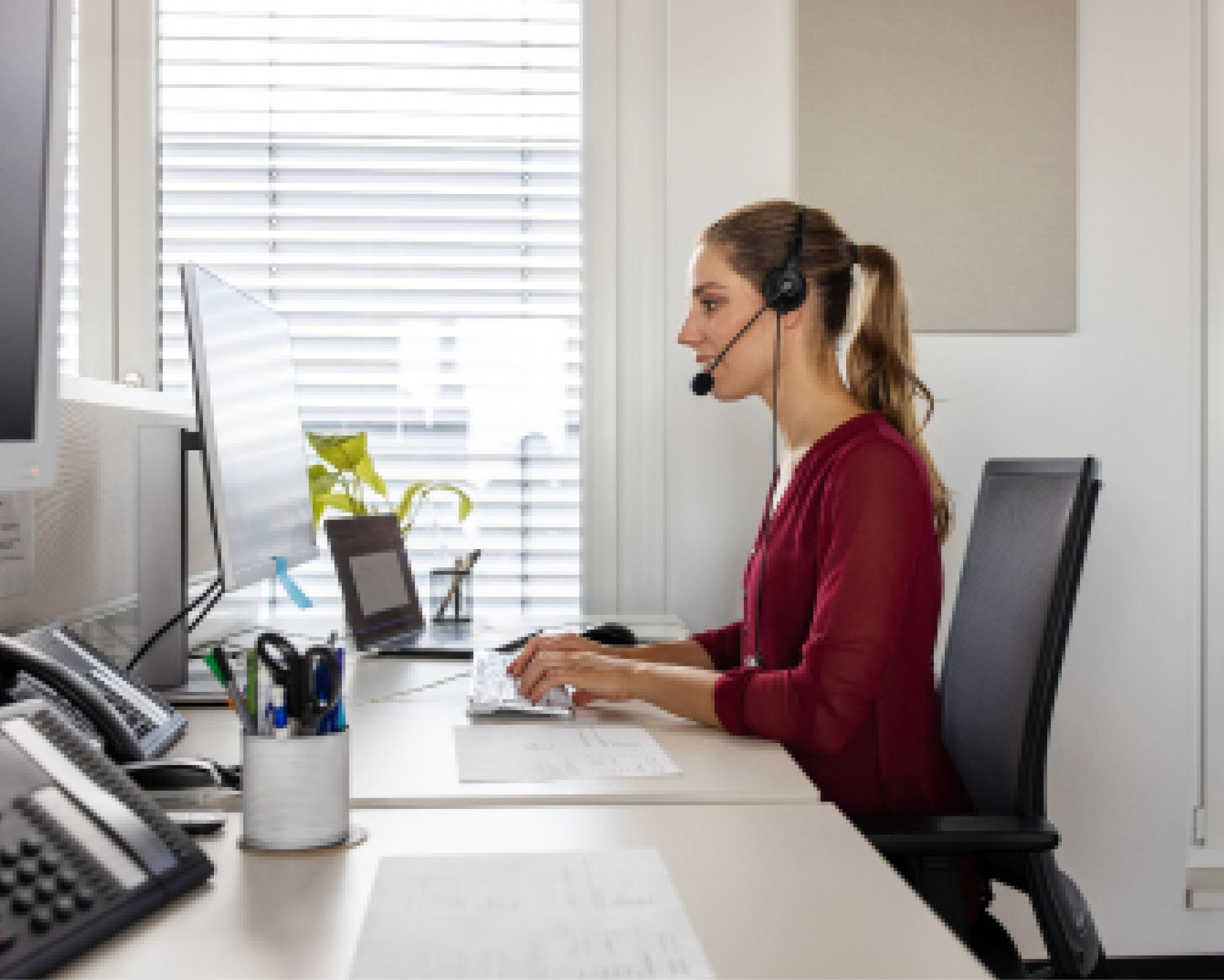 Arbeitsstelle bei Waiblinger Zeitarbeit: Eine Frau bei der Arbeit im Büro vor dem Laptop 