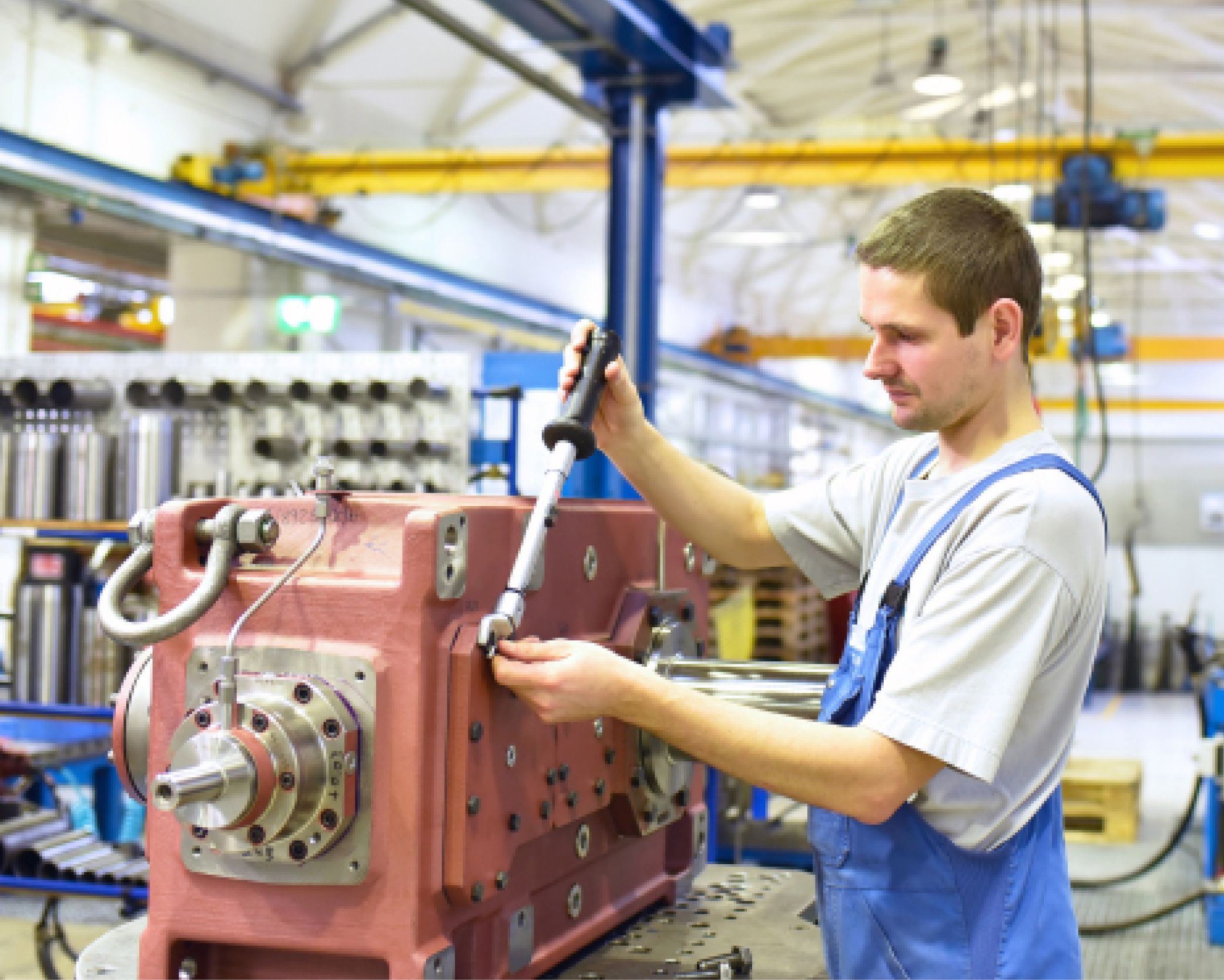 Arbeitsstelle bei Waiblinger Zeitarbeit: Mann repariert die Maschine