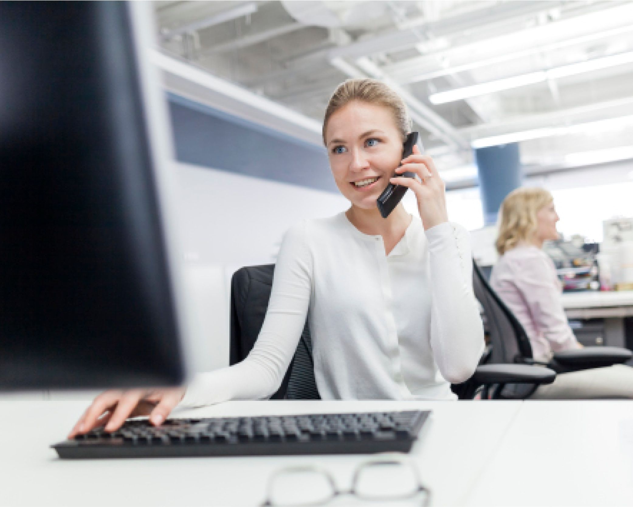 Arbeitsstelle bei Waiblinger Zeitarbeit: Eine Frau telefoniert, hat den Rechner vor sich.