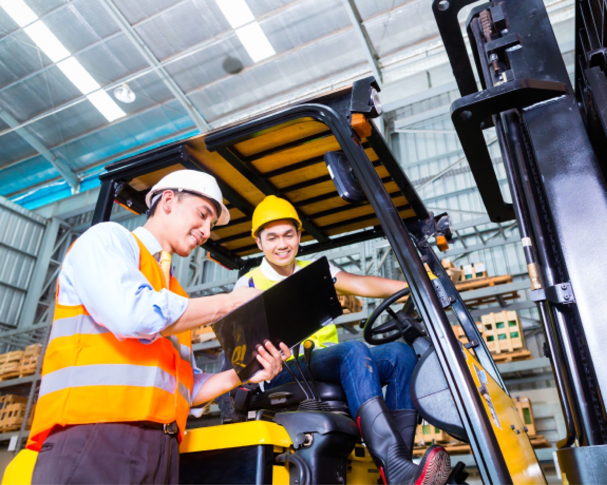 Arbeitsstelle bei Waiblinger Zeitarbeit: Zwei Männer im Lager besprechen den Plan